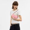 Genți crossbody Teri cu fundițe, purtată pe umăr