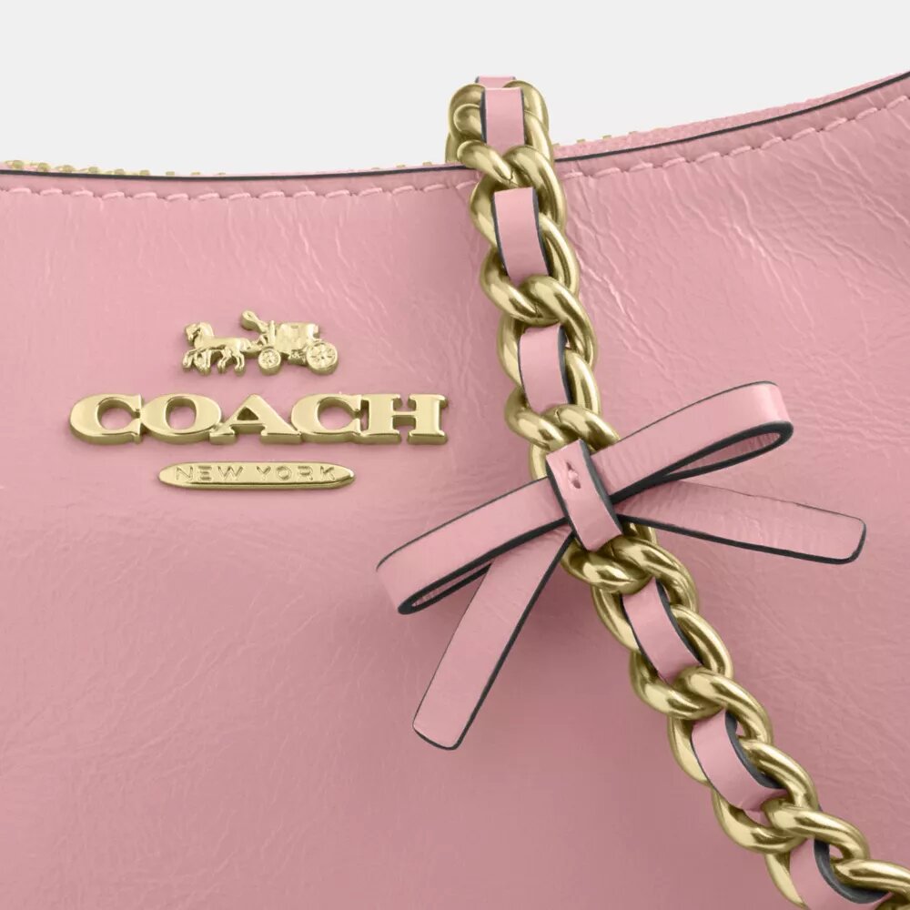 Genți crossbody Teri cu fundițe, purtată pe umăr