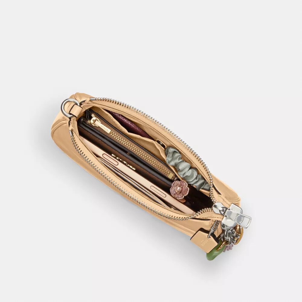 Genți crossbody Teri cu fundițe, purtată pe umăr