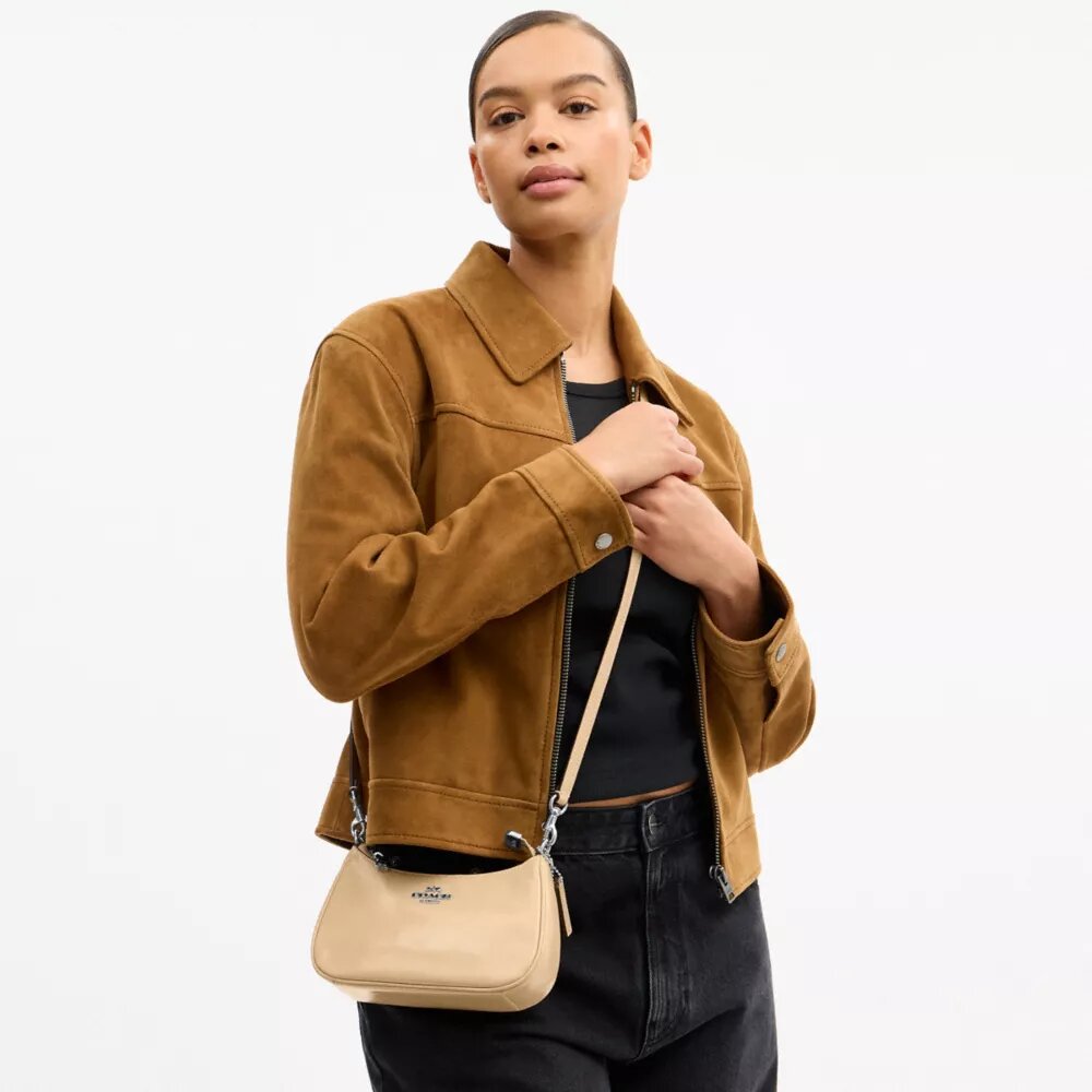 Genți crossbody Teri cu fundițe, purtată pe umăr