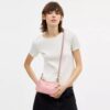 Genți crossbody Teri cu fundițe, purtată pe umăr