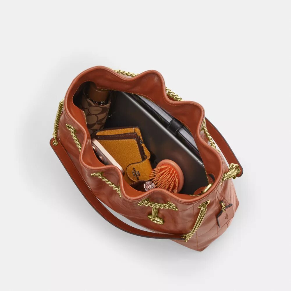 Genți de umăr Evelyn cu matlasare și pandantive