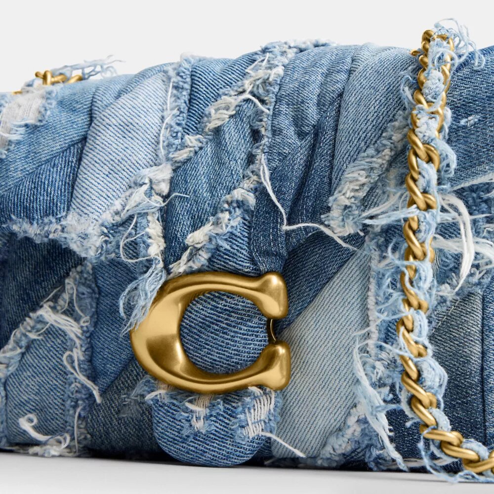 Genți de umăr Tabby 26 cu matlasare în stil patchwork din denim reciclat