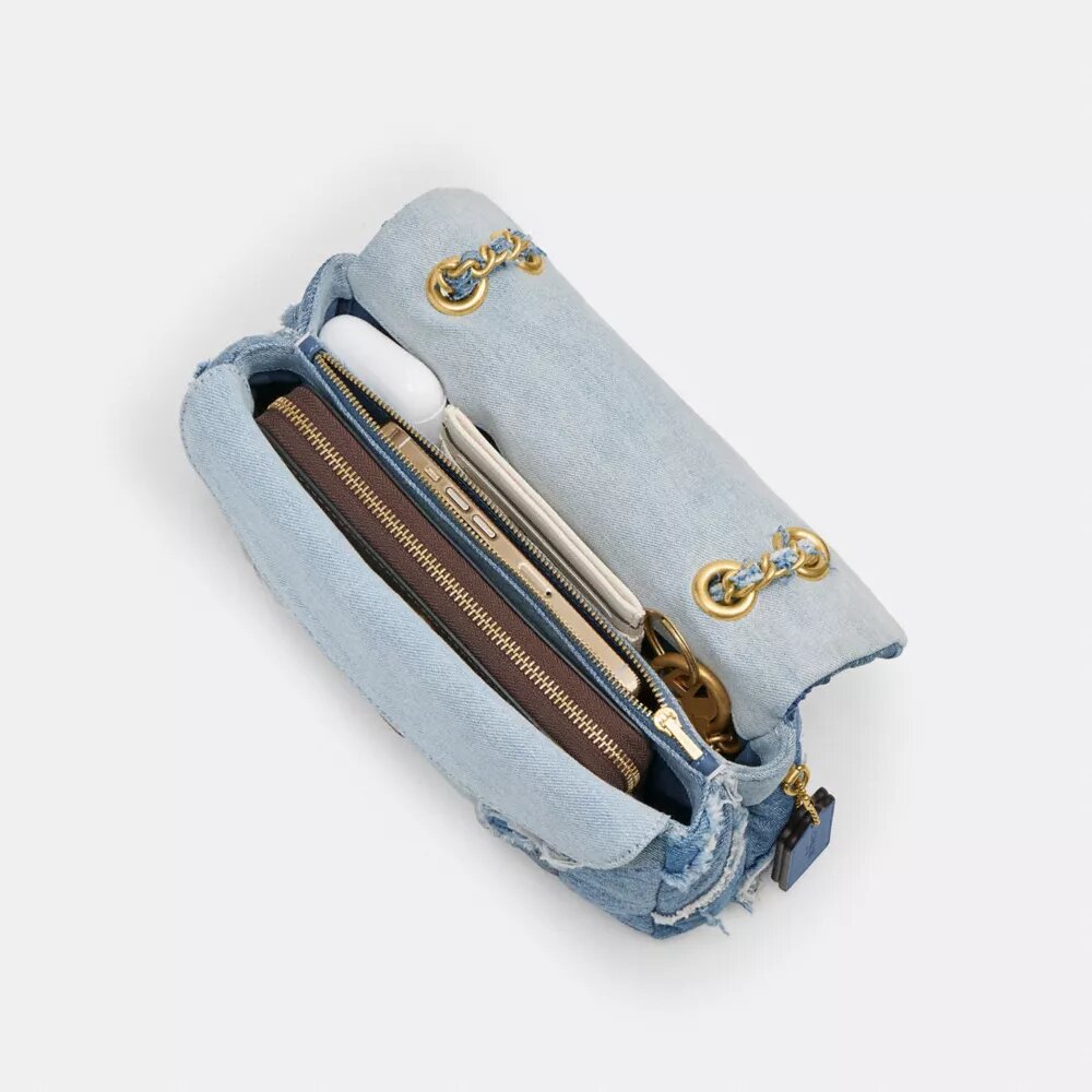 Genți de umăr Tabby 26 cu matlasare în stil patchwork din denim reciclat
