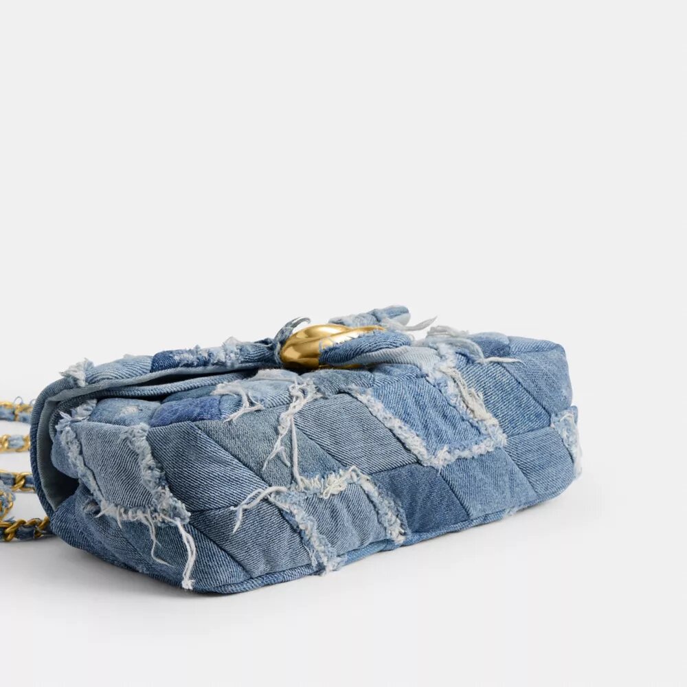 Genți de umăr Tabby 26 cu matlasare în stil patchwork din denim reciclat