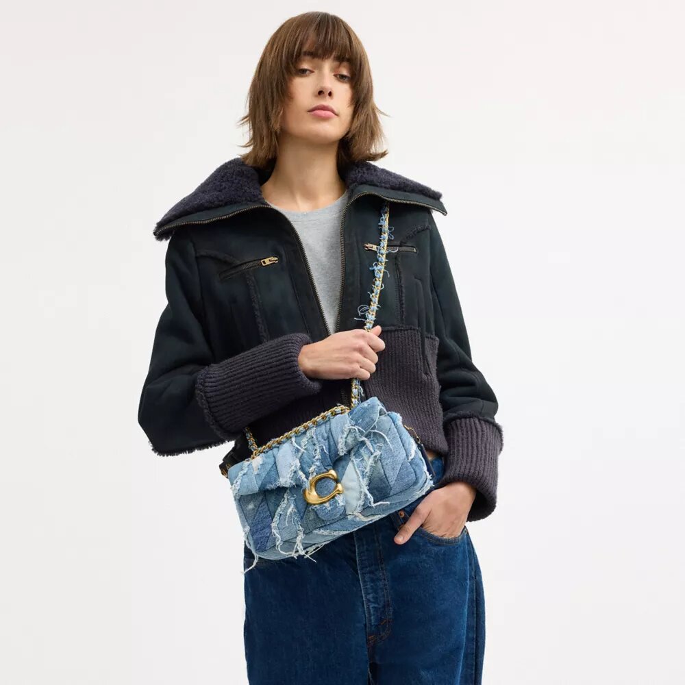 Genți de umăr Tabby 26 cu matlasare în stil patchwork din denim reciclat