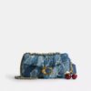 Genți de umăr Tabby 26 cu matlasare în stil patchwork din denim reciclat