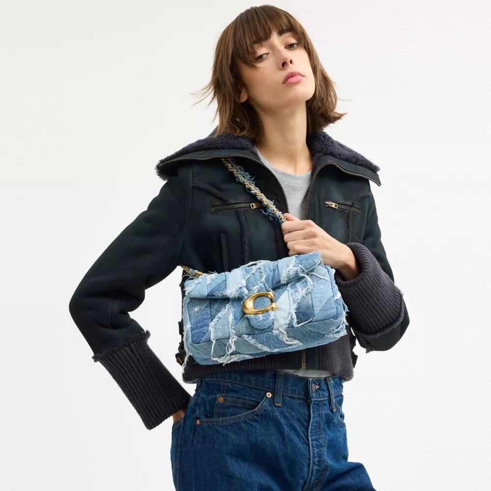 Genți de umăr Tabby 26 cu matlasare în stil patchwork din denim reciclat