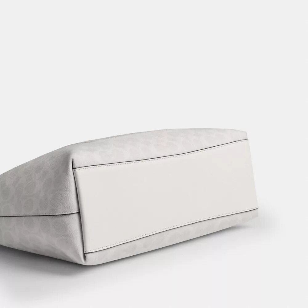 Genți Tote din Signature Canvas