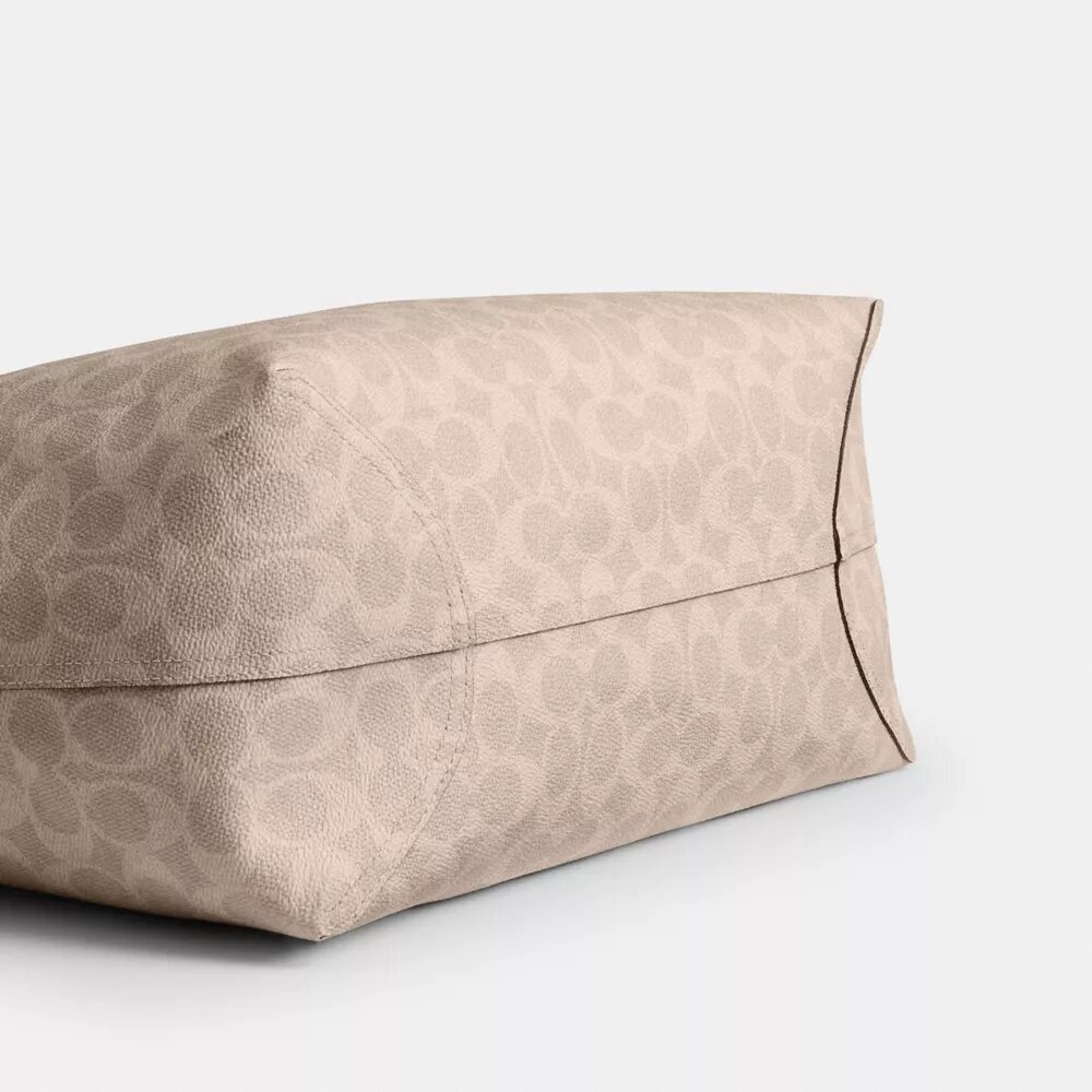 Genți Tote din Signature Canvas