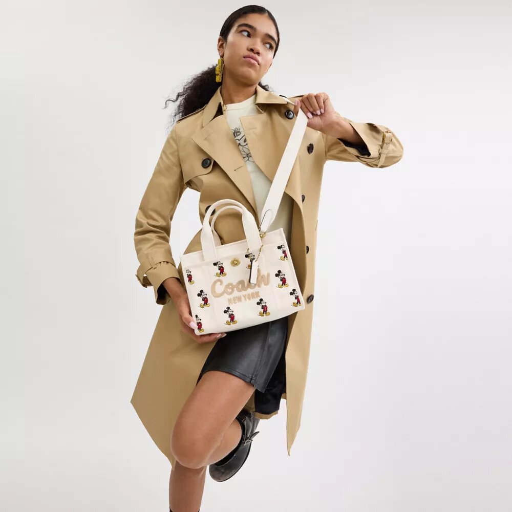 Genți Tote Disney X Coach Cargo 26 cu Mickey Mouse, din pânză de bumbac regenerativ