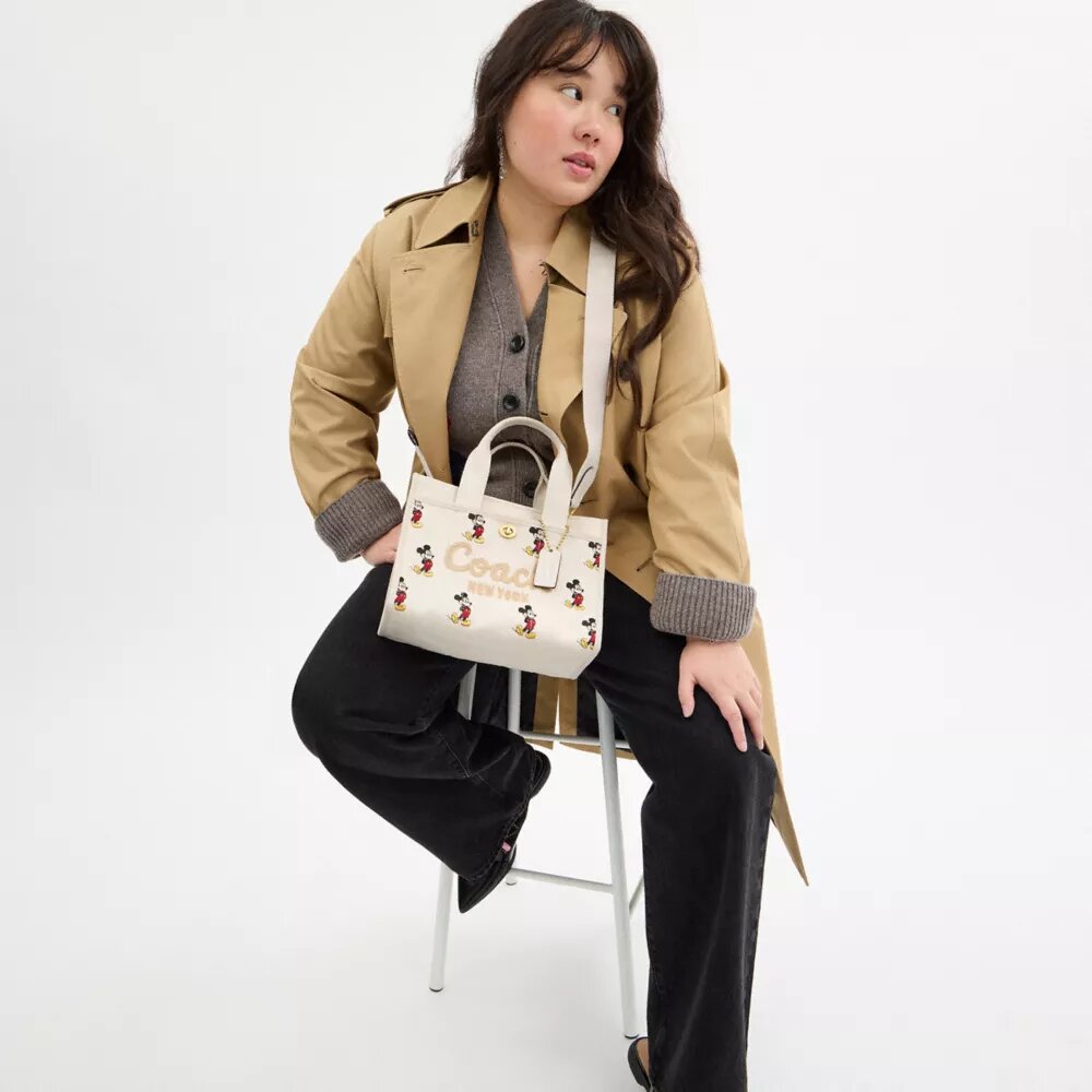 Genți Tote Disney X Coach Cargo 26 cu Mickey Mouse, din pânză de bumbac regenerativ