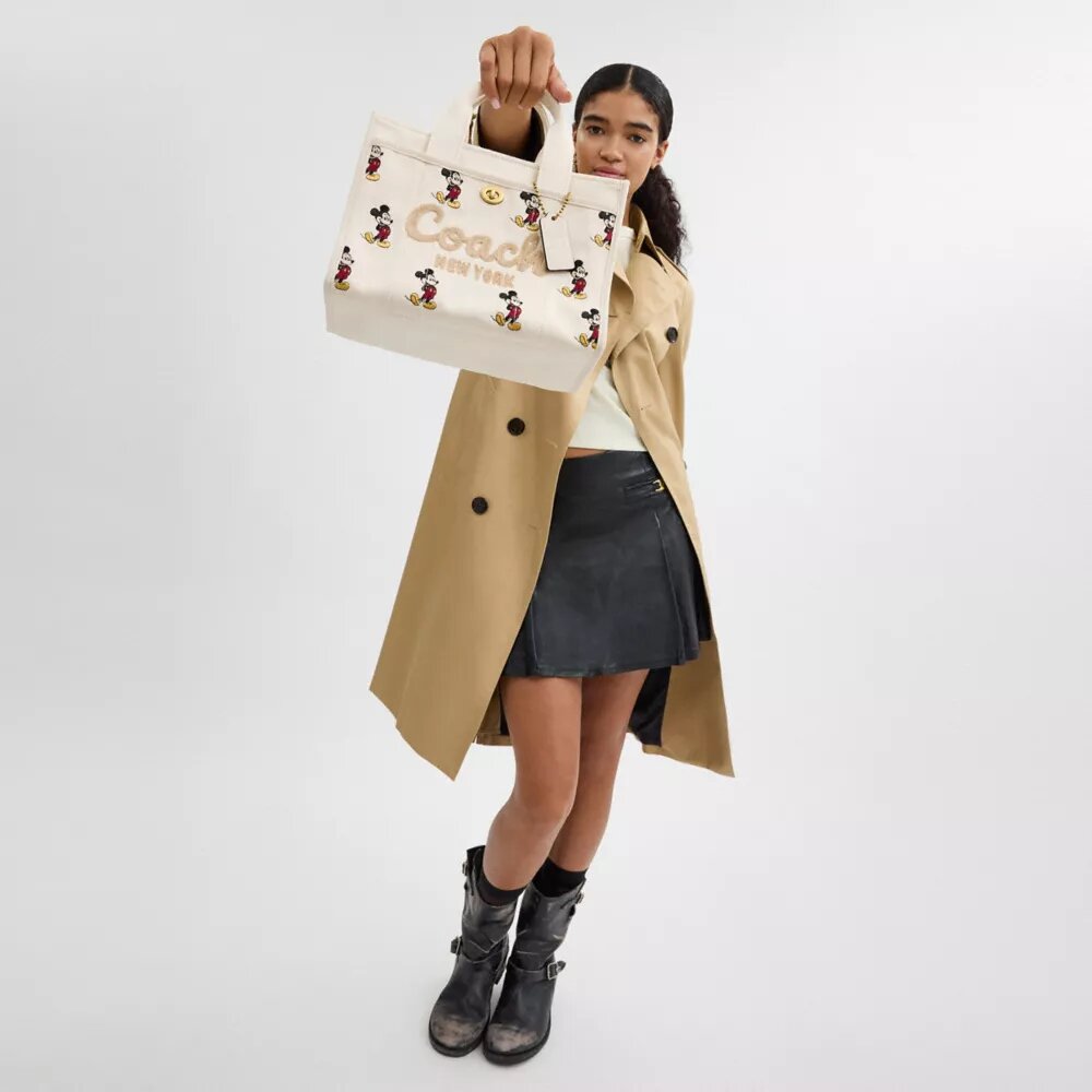 Genți Tote Disney X Coach Cargo 26 cu Mickey Mouse, din pânză de bumbac regenerativ