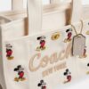 Genți Tote Disney X Coach Cargo 26 cu Mickey Mouse, din pânză de bumbac regenerativ
