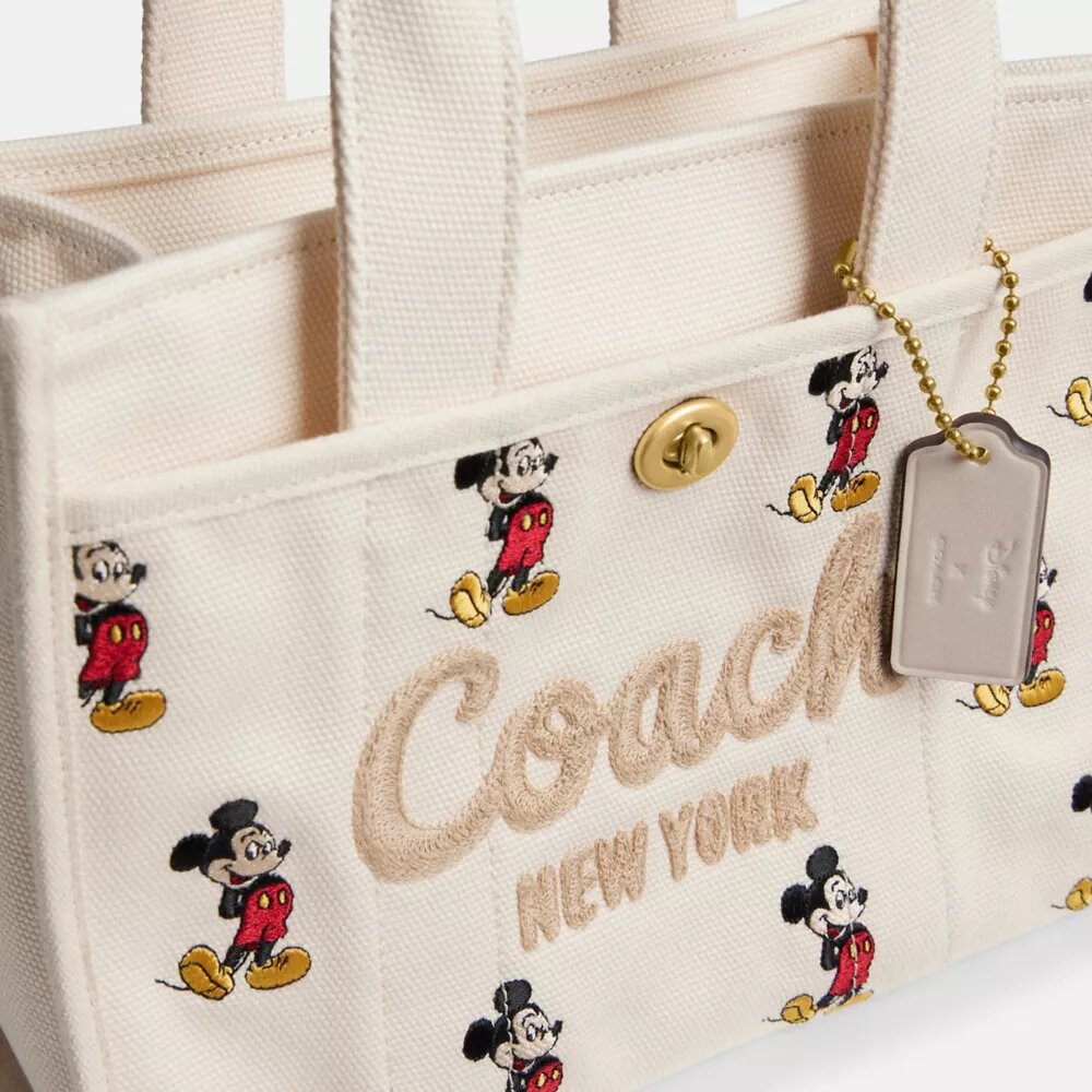 Genți Tote Disney X Coach Cargo 26 cu Mickey Mouse, din pânză de bumbac regenerativ