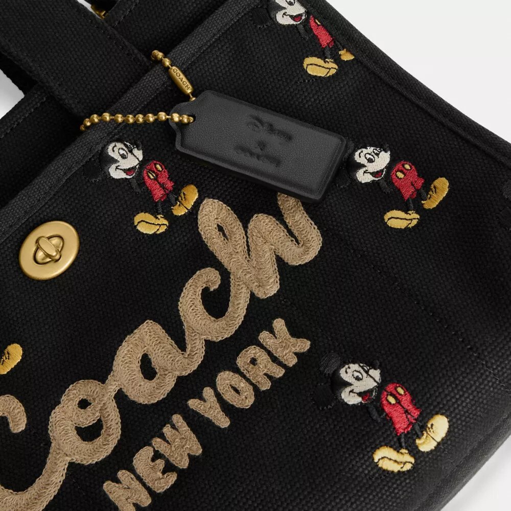 Genți Tote Disney X Coach Cargo 26 cu Mickey Mouse, din pânză de bumbac regenerativ