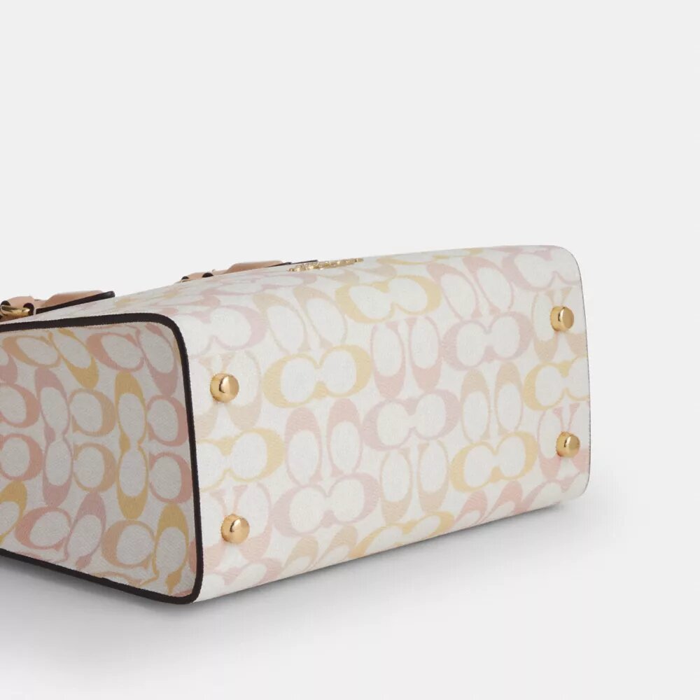 Genți Tote Maggie din Signature Canvas