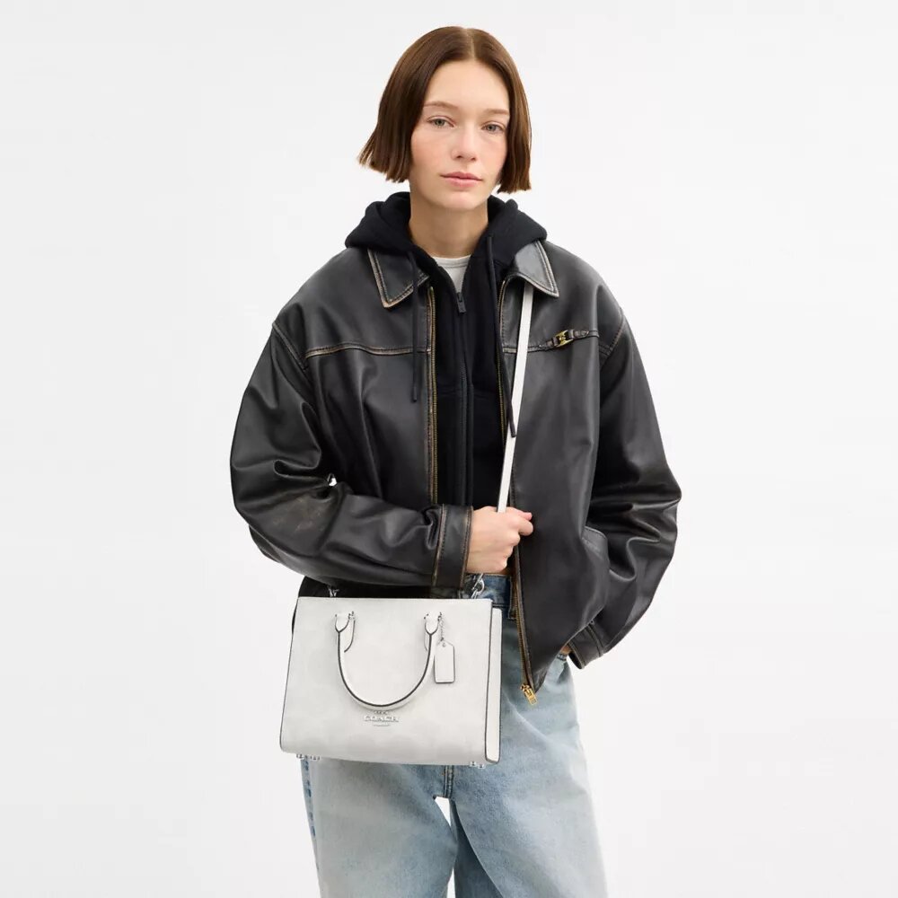 Genți Tote Maggie din Signature Canvas