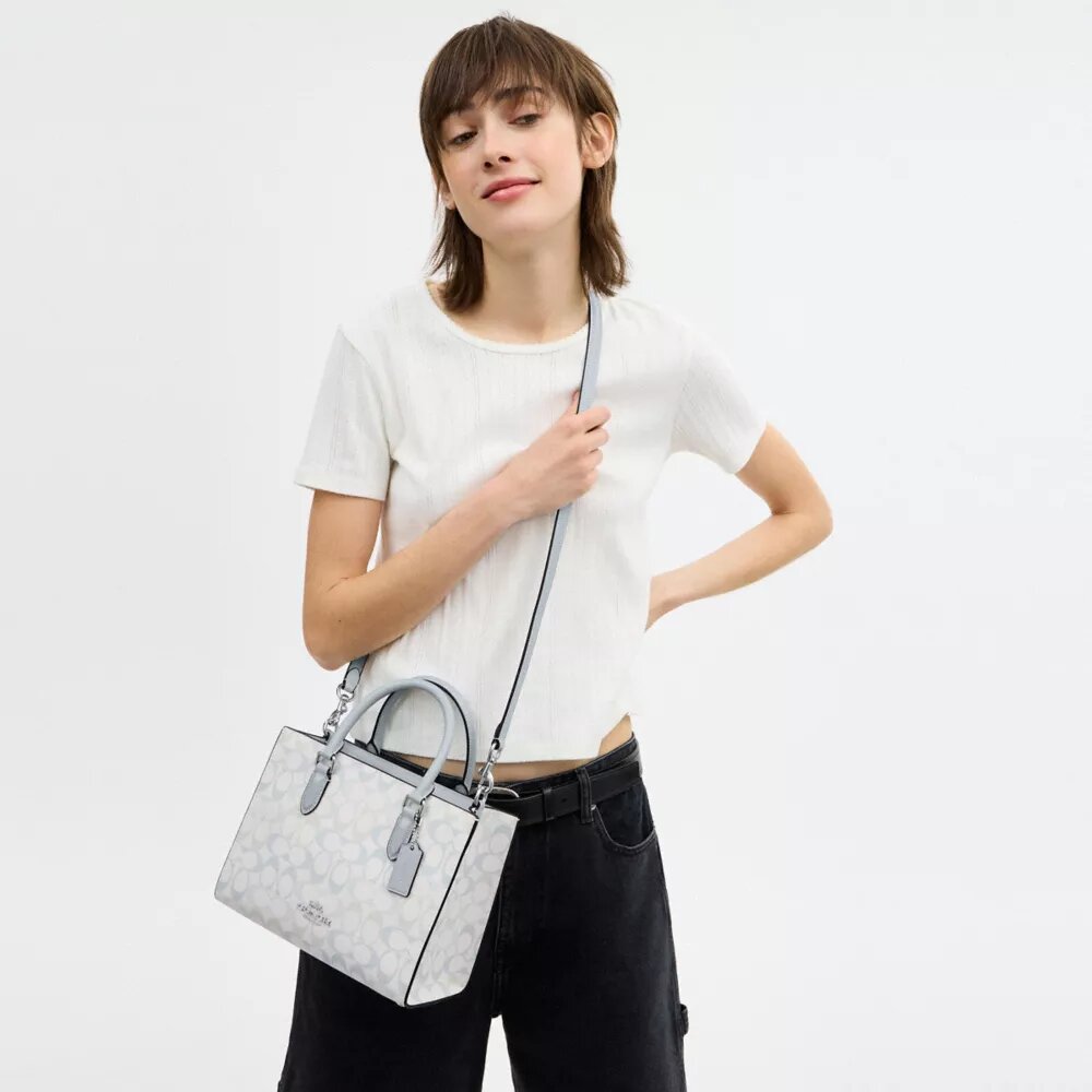 Genți Tote Maggie din Signature Canvas