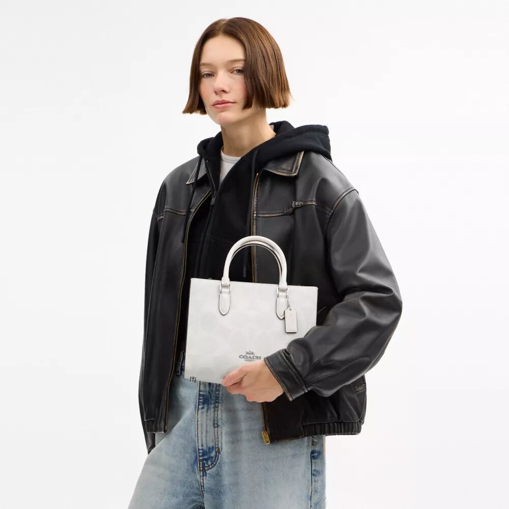 Genți Tote Maggie din Signature Canvas