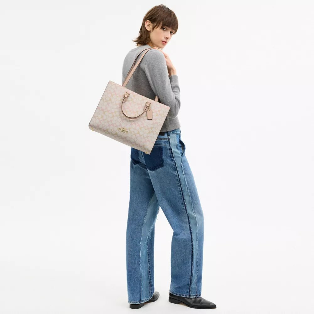 Genți Tote Maggie din Signature Canvas