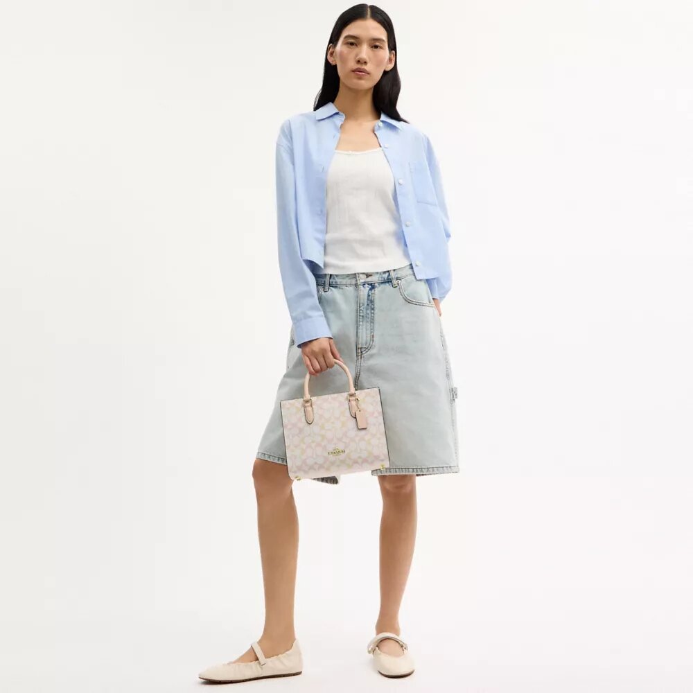 Genți Tote Maggie din Signature Canvas