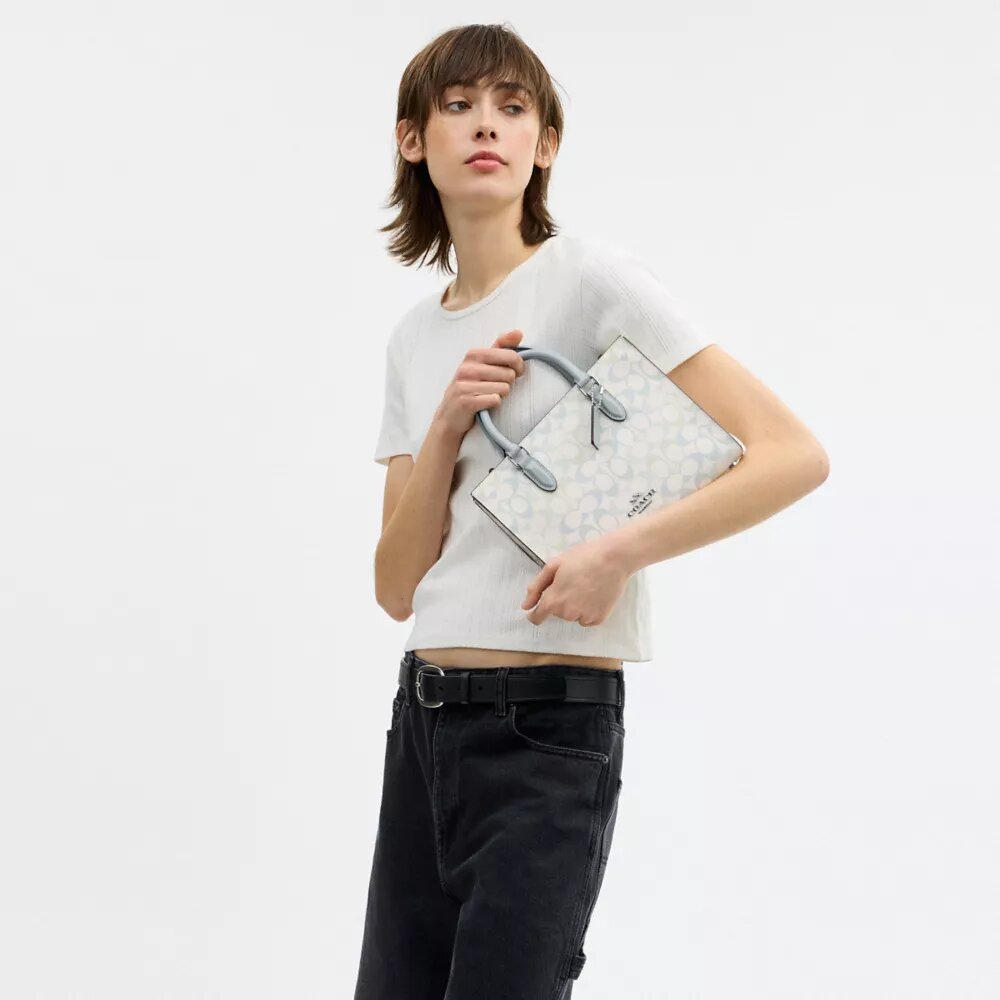 Genți Tote Maggie din Signature Canvas
