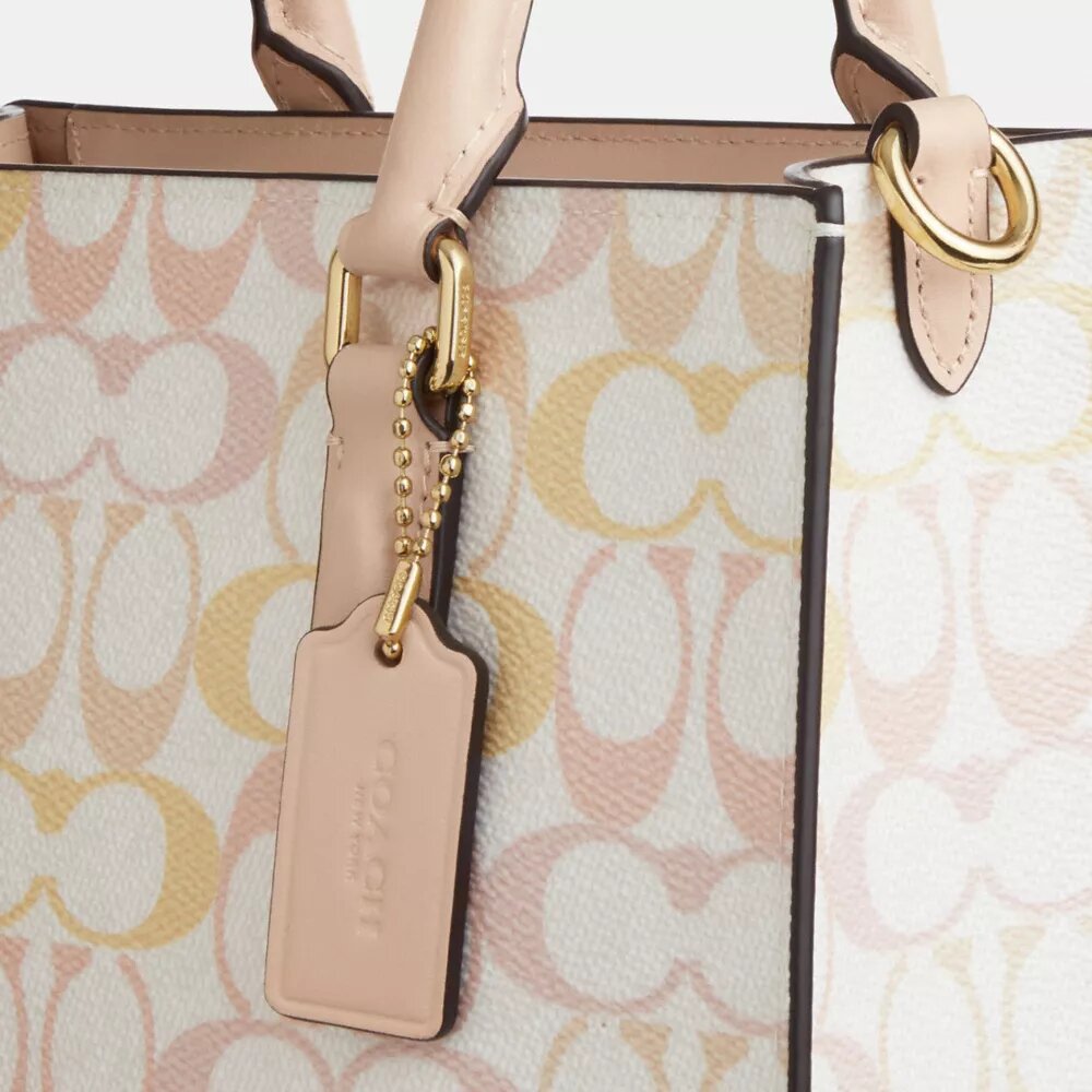 Genți Tote Maggie din Signature Canvas