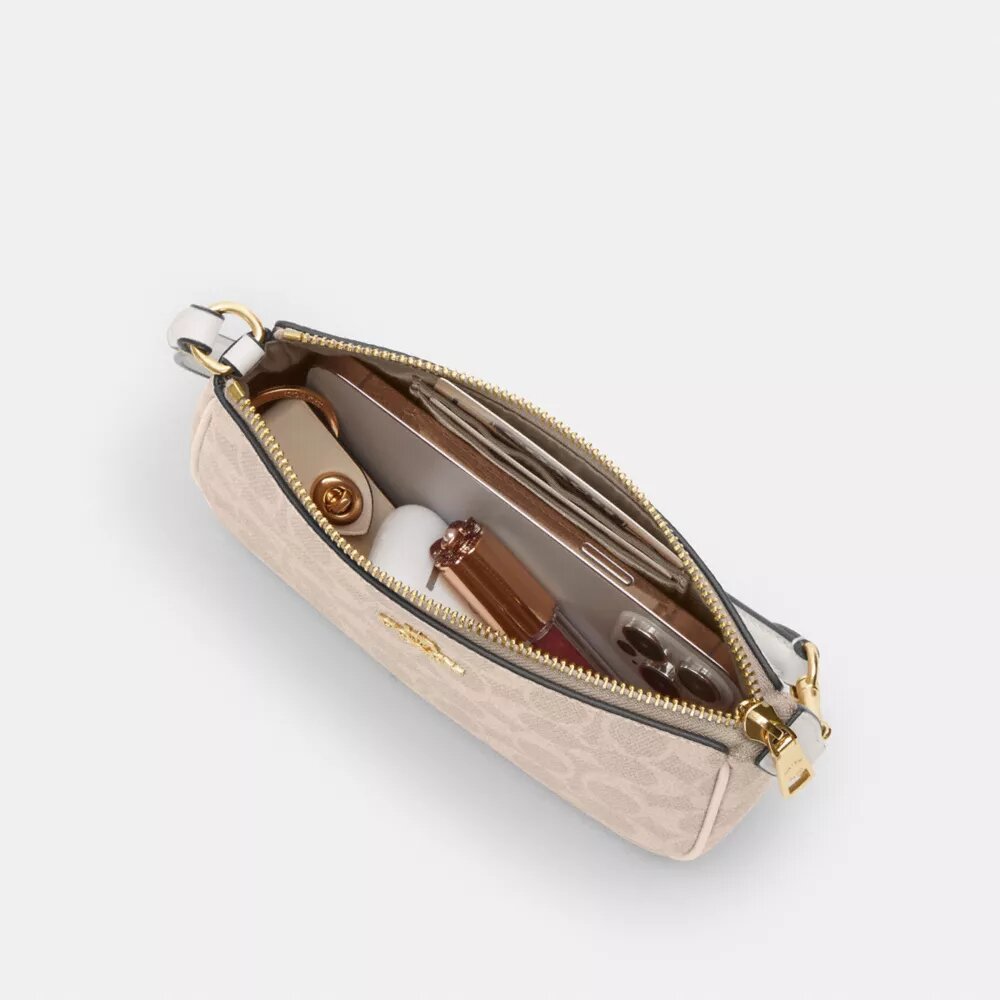 Nolita 19 din Signature Canvas