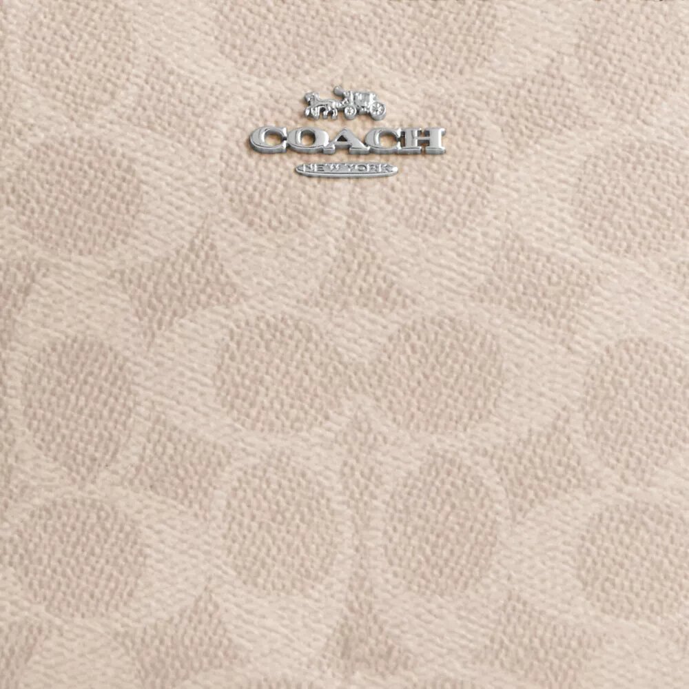 Nolita 19 din Signature Canvas
