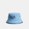 Pălărie tip bucket din denim cu broderie „Coach Script”