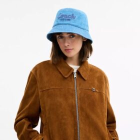 Pălărie tip bucket din denim cu broderie „Coach Script”