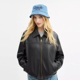 Pălărie tip bucket din denim cu broderie „Coach Script”