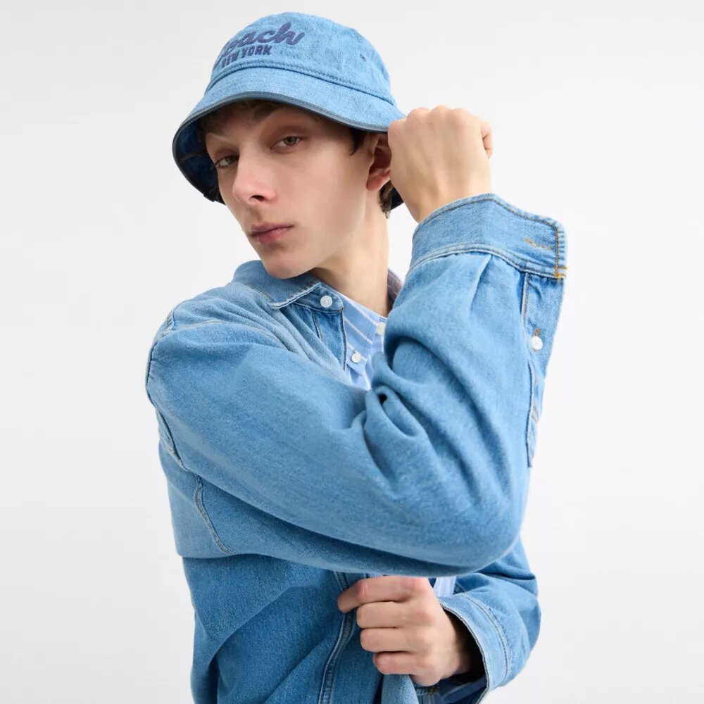 Pălărie tip bucket din denim cu broderie „Coach Script”