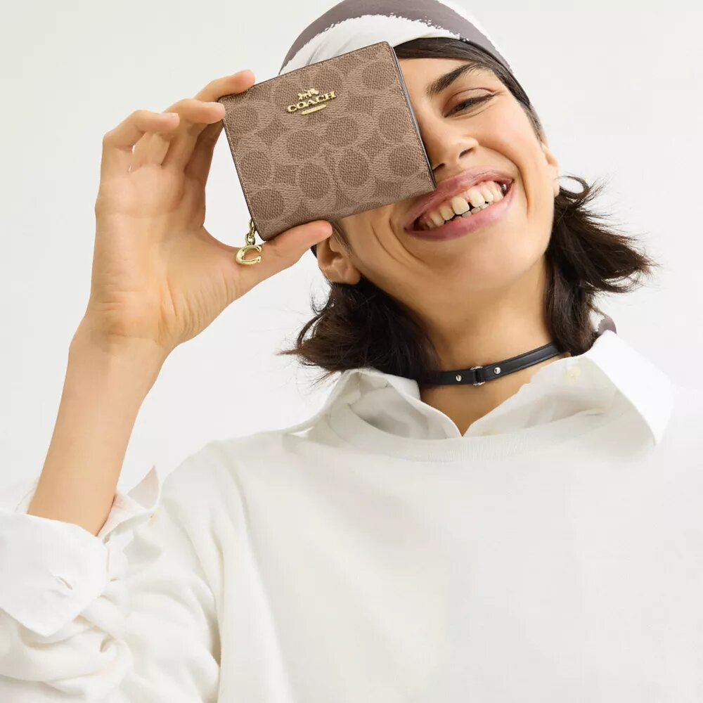 Portofel cu închidere cu capsă din Signature Canvas