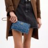 Portofel de mână mare cu fermoar în colț, din denim caracteristic