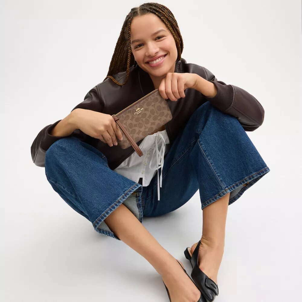 Portofel de mână mare cu fermoar în colț, din Signature Canvas