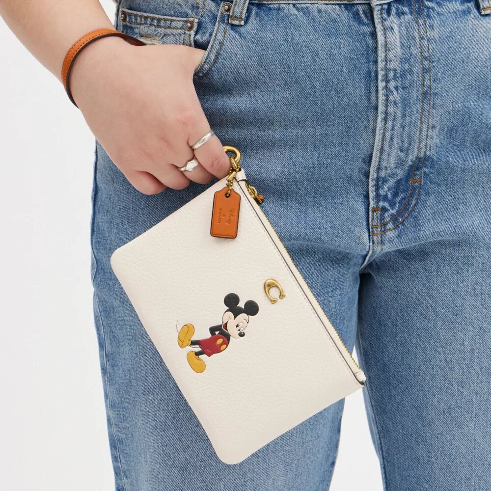 Portofel de mână mic Disney X Coach Essential din piele regenerativă cu Mickey Mouse