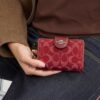 Portofel mediu cu fermoar în colț, din denim semnătura