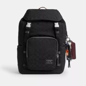 Rucsac Logan din nailon caracteristic cu pandantive decorative