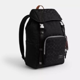 Rucsac Logan din nailon caracteristic cu pandantive decorative