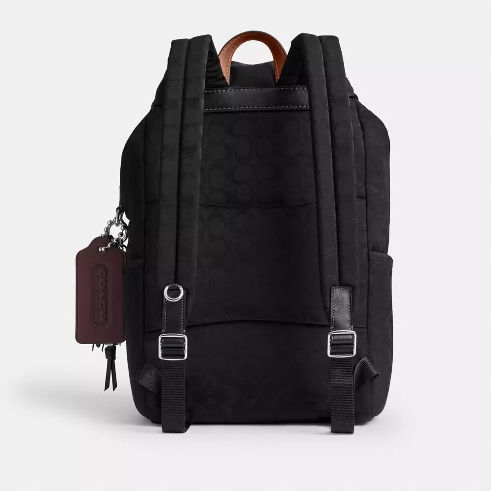 Rucsac Logan din nailon caracteristic cu pandantive decorative