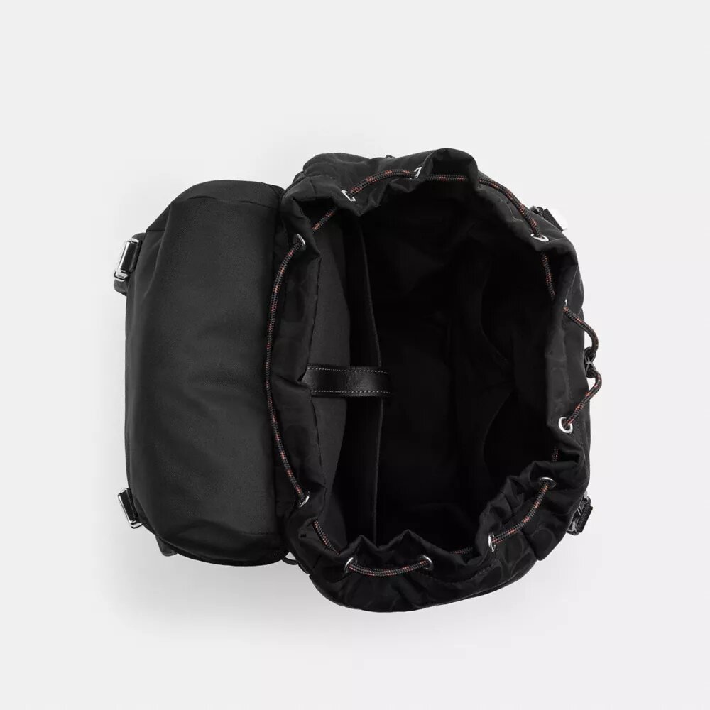 Rucsac Logan din nailon caracteristic cu pandantive decorative