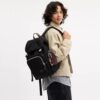 Rucsac Logan din nailon caracteristic cu pandantive decorative