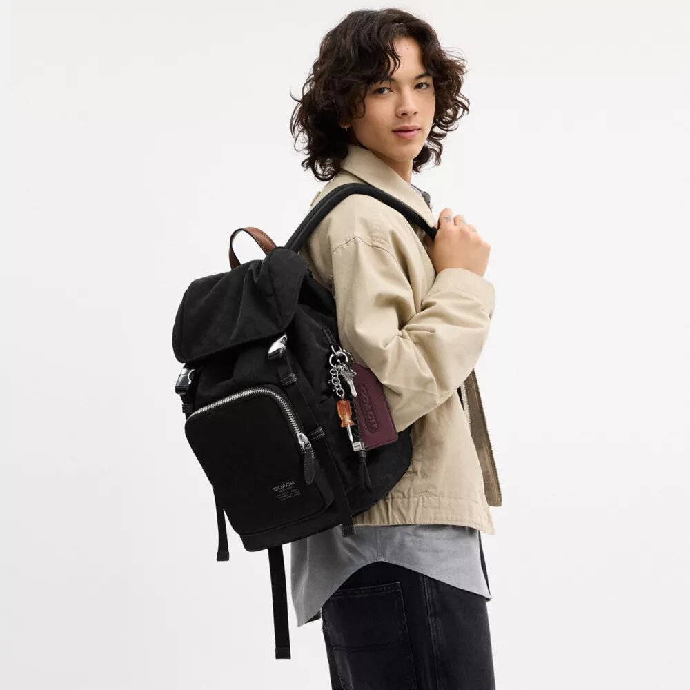 Rucsac Logan din nailon caracteristic cu pandantive decorative