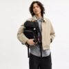 Rucsac Logan din nailon caracteristic cu pandantive decorative