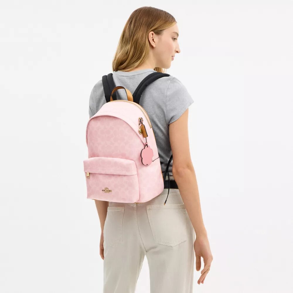 Rucsac mic Taylor din Signature Canvas cu pandantive