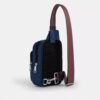 Rucsac tip sling Racer cu curele cu dungi în stil universitar