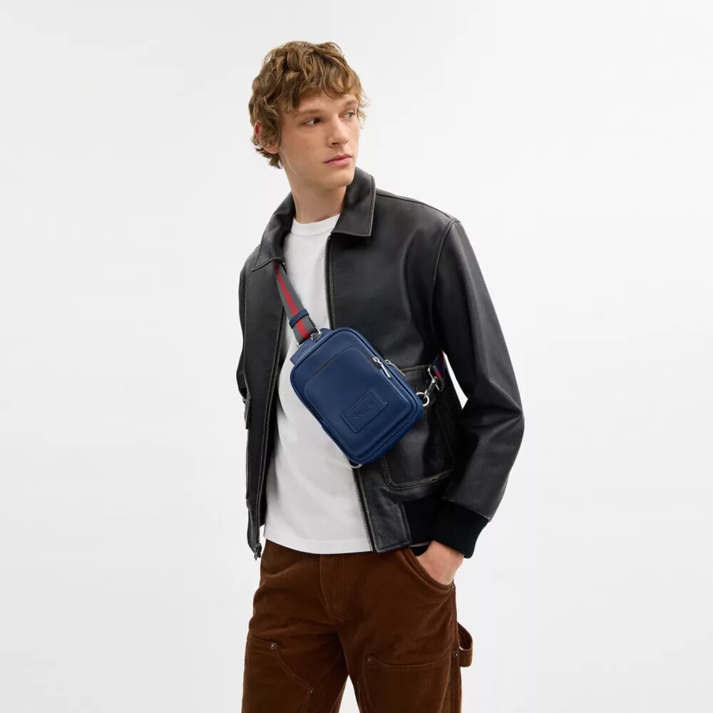 Rucsac tip sling Racer cu curele cu dungi în stil universitar