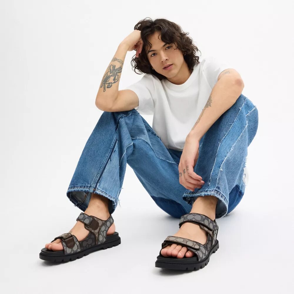 Sandale cu două curele în modelul caracteristic Jacquard
